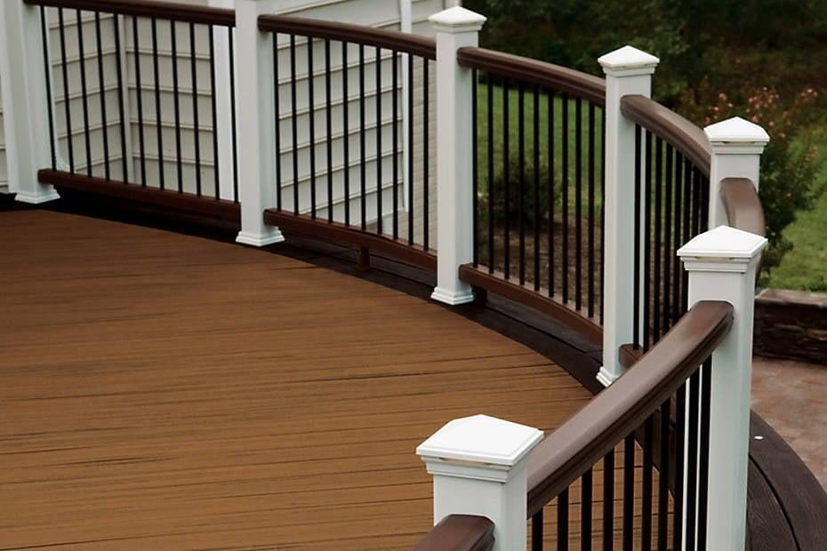 TREX Transcend Railing - Vintage lantern and White